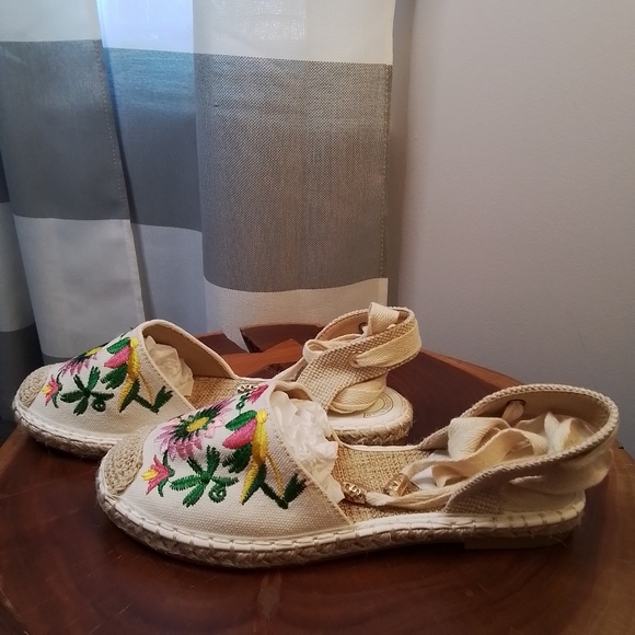NWOT Molly Bracken Canvas Multi Floral & Off-White Lace Up Espadrille Sandal 37 - Picture 4 of 7